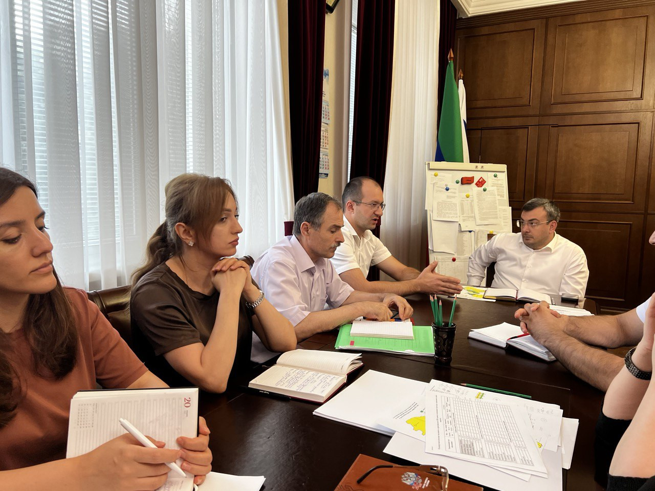 В Минтруда Дагестана под руководством врио министра Магомедзагида Кихасурова прошло совещание с участием директора МФЦ в РД